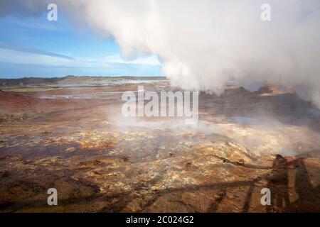 Centrale geotermica Gunnuhver nel sud-ovest dell'Islanda in una giornata di sole Foto Stock