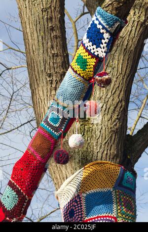 The Remembering Tree dopo bombardamenti di filati a Stratford Upon Avon, Warwickshire, Regno Unito Foto Stock