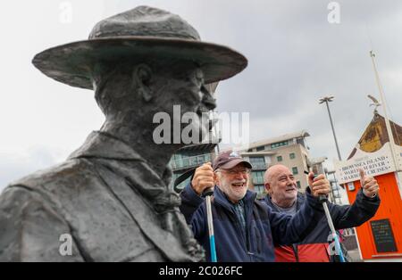 Il residente locale Len Banister (2° a destra) mostra il suo sostegno per una statua di Robert Baden-Powell su Poole Quay nel Dorset prima della sua prevista rimozione per 'sicuro deposito' a seguito di preoccupazioni circa le sue azioni mentre in militari e 'nazisti simpatie'. L'azione segue una serie di proteste sulla materia Black Lives in tutto il Regno Unito, scatenate dalla morte di George Floyd, ucciso il 25 maggio mentre era in custodia di polizia nella città americana di Minneapolis. Foto Stock