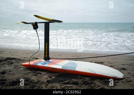Un aliscafo paddleboard alare alare bordo di un aliscafo su una spiaggia. Foto Stock