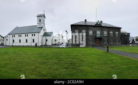 Reykjavik, Islanda - 02 luglio 2018: Domkirkjan - Cattedrale luterana di Reykjavik e Parlamento (Althingi) Casa d'Islanda. Foto Stock