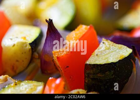 Cottura aglio ed erbe verdure marinate - zucchine, pomodoro, cipolle, funghi e pepe - spiedini su un barbecue Foto Stock