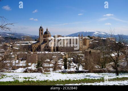 Vista di Urbino tra neve e cielo - città italiana nelle Marche Foto Stock