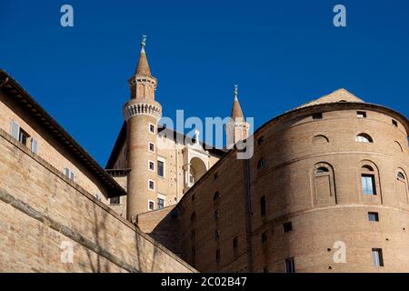 Torri sottili del Palazzo Ducale di Urbino - luce diurna esterna Foto Stock