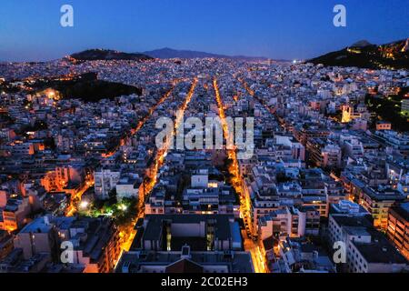 Vista panoramica su Atene all'alba con il centro storico e le lunghe strade cental intorno Foto Stock