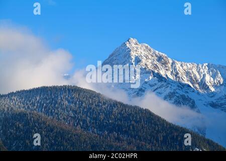 vetta di montagna sopra il cielo blu Foto Stock