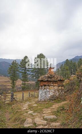 Piccola stupa rotonda in pietra nelle montagne, Bhutan orientale Foto Stock