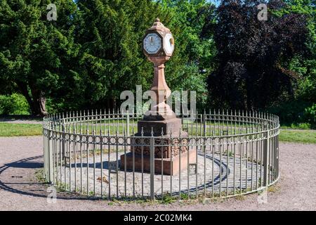 Kinloch Anderson Sundial (datato 1890), completamente restaurato nel 2018, nel Inverleith Park Sundial Garden a Edimburgo, Scozia, Regno Unito Foto Stock