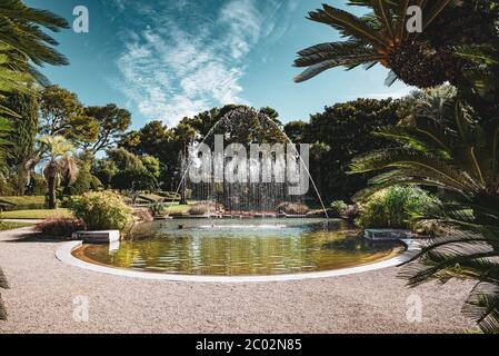 Una bella fontana giardino di Villa Ephrussi de Rothschild in una giornata di sole Foto Stock