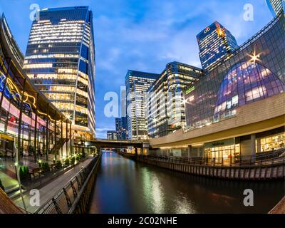 Canary Wharf, Londra, Inghilterra - 11 dicembre 2019: Scena notturna del famoso edificio moderno di Canary Wharf illuminato al tramonto in Inghilterra Foto Stock