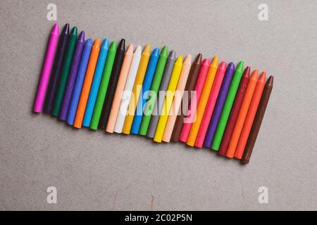 PastelCrayons multicolore su sfondo grigio. Piatto, nessuno Foto Stock