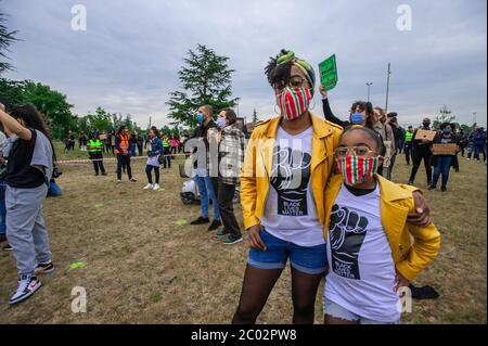 Nelson Mandela Park, The Bijlmer, Amsterdam, mercoledì 10 giugno, 2020. La dimostrazione di questa sera: ‘Black Lives Matter' ha avuto un cambio di luogo da Anton de Komplein al Nelson Mandela Park. Dopo aver consultato l'organizzatore e il maggiore di Amsterdam Femke Halsema, si è deciso che ‘Nelson Mandela Park' era una posizione più appropriata, a causa di un'affluenza elevata prevista e del regolamento (Covid-19) di distanza sociale di 1.5 metri. Il Bijlmer ha la più grande popolazione afro-olandese nei Paesi Bassi e la protesta di questa sera è solidale con la ‘questione delle vite nere' Foto Stock