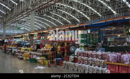 Molti tipi diversi di frutta in stallo del mercato, Bangkok Thailandia Foto Stock