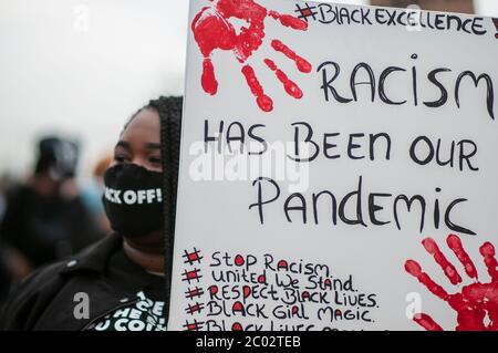 Nelson Mandela Park, The Bijlmer, Amsterdam, mercoledì 10 giugno, 2020. La dimostrazione di questa sera: ‘Black Lives Matter' ha avuto un cambio di luogo da Anton de Komplein al Nelson Mandela Park. Dopo aver consultato l'organizzatore e il maggiore di Amsterdam Femke Halsema, si è deciso che ‘Nelson Mandela Park' era una posizione più appropriata, a causa di un'affluenza elevata prevista e del regolamento (Covid-19) di distanza sociale di 1.5 metri. Il Bijlmer ha la più grande popolazione afro-olandese nei Paesi Bassi e la protesta di questa sera è solidale con la ‘questione delle vite nere' Foto Stock