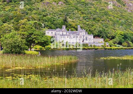 Kylemore Abbey, nella contea di Galway, Repubblica di Irlanda. Eire. Questo monastero benedettino sorge appena fuori dal Parco Nazionale del Connemara. È stato costruito un Foto Stock