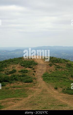 Due escursionisti che godono la vista dalle colline Malvern, Worcestershire, Herefordshire, Inghilterra, Regno Unito. Foto Stock