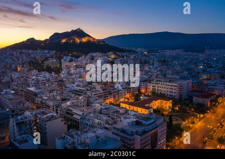 Vista panoramica su Atene all'alba con il centro storico e lo skyline dell'Acropoli Foto Stock