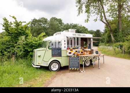 Stowe, Buckinghamshire, Regno Unito - 10 giugno 2020: Vendita di bevande rinfrescanti da un furgone Citroen in riva al fondo stradale. Una lavagna visualizza le istruzioni di Coronavirus. Foto Stock