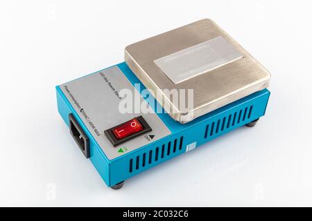 Stazione di rilavorazione striscia LED - strumento di sostituzione LED singolo. Barra di rettifica LED barra di retroilluminazione LED strumento di riparazione LED isolato su sfondo bianco Foto Stock