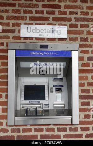 Nordea Bank ATM Cashpoint Machine Aarhus Danimarca dispensando sia il danese Krone che euro Foto Stock