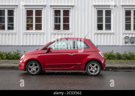 Red Fiat 500 Auto parcheggiata su una strada a Kristiansand Norvegia dopo UNA doccia a pioggia Foto Stock