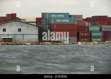 Un terminal per container vicino al Porto di Giacarta, visto dalle acque costiere intorno al villaggio di Cilincing a Giacarta Nord, Giacarta, Indonesia. Foto Stock