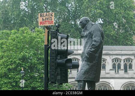 WESTMINSTER LONDON, REGNO UNITO. 11 giugno 2020. Un cartello posto in cima a un semaforo in Piazza del Parlamento vicino alla statua dell'ex primo ministro britannico e leader in tempo di guerra Sir Winston Churchill, che è stato recentemente sfidato durante una dimostrazione di Black Lives Matter. Si riferisce che estremisti di estrema destra hanno promesso di difendere i memoriali e le statue di guerra della nazione, suscitano preoccupazioni di violenza sulle strade della Gran Bretagna.Credit: amer Ghazzal/Alamy Live News Foto Stock