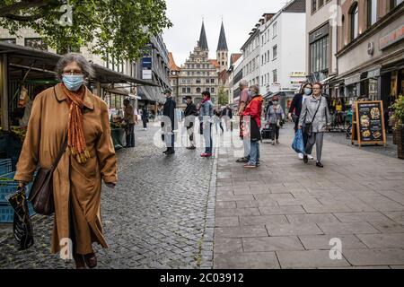 I tedeschi che si sono succeduto alla loro vita quotidiana dopo le restrizioni di blocco del coronavirus sono rilassati a Braunschweig, Germania centro-settentrionale Foto Stock