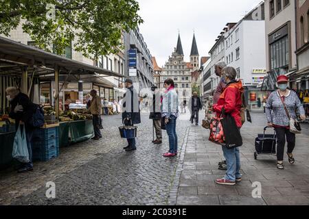 I tedeschi che si sono succeduto alla loro vita quotidiana dopo le restrizioni di blocco del coronavirus sono rilassati a Braunschweig, Germania centro-settentrionale Foto Stock