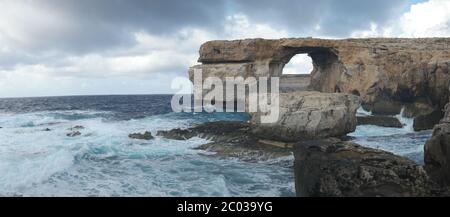 Azure Window, famoso arco di pietra sull'isola di Gozo, Malta Foto Stock