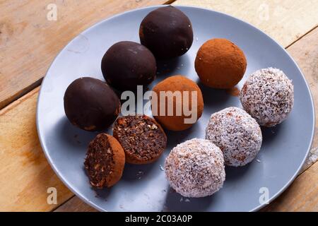 Tartufi di cioccolato vegano fatti in casa con cacao, palle energetiche Foto Stock