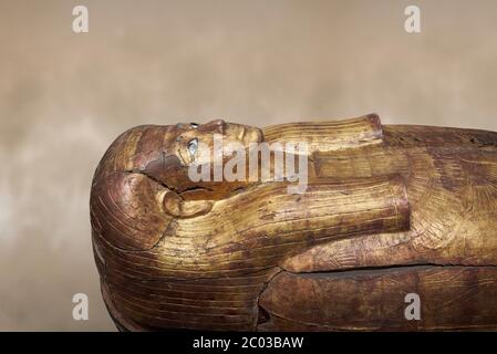 Sacofago egiziano di Merit - bara interna dalla tomba di Kha, Tomba di Tebano 8 , metà della XVIII dinastia (1550-1292 a.C.), Museo Egizio di Torino Foto Stock