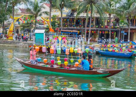 Tradizionale giro in barca sul fiume della città vecchia, fiume Thu Bon, Hoi An, Vietnam, Asia Foto Stock