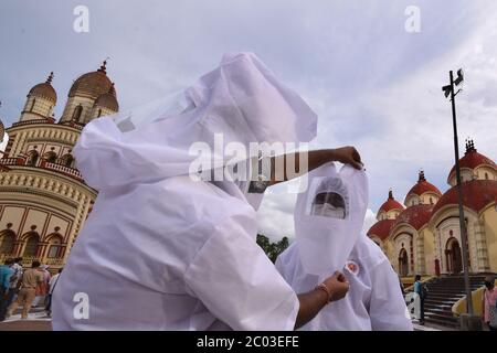 (200611) -- NUOVA DELHI, 11 giugno 2020 (Xinhua) -- i sacerdoti sono visti in un tempio riaperto a Kolkata, India il 10 giugno 2020. Il ministero federale della salute indiano Giovedi mattina ha detto che 357 nuovi decessi dovuti a COVID-19, oltre a nuovi 9,996 casi positivi sono stati segnalati durante le ultime 24 ore in tutto il paese, portando il numero di decessi a 8,102 e casi totali a 286,579. (Str/Xinhua) Foto Stock