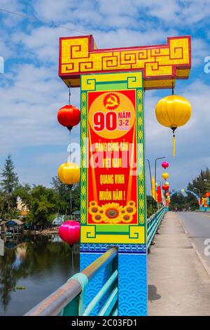 Segno che celebra 90 anni di Vietnam socialista, Cau an Bang, ponte vicino Hoi An, Vietnam, Asia Foto Stock