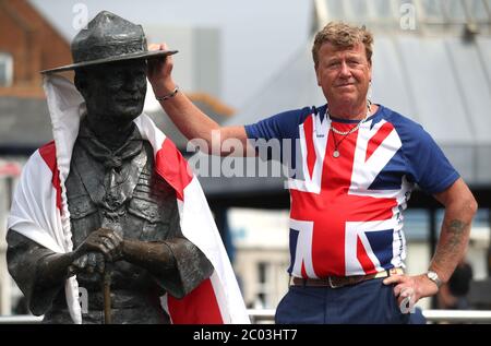 Gli abitanti del luogo mostrano il loro sostegno per una statua di Robert Baden-Powell su Poole Quay a Dorset, prima della sua prevista rimozione per 'sicuro deposito' a seguito di preoccupazioni circa le sue azioni mentre si trova nelle 'simpatie militari e naziste'. L'azione segue una serie di proteste sulla materia Black Lives in tutto il Regno Unito, scatenate dalla morte di George Floyd, ucciso il 25 maggio mentre era in custodia di polizia nella città americana di Minneapolis. Foto Stock