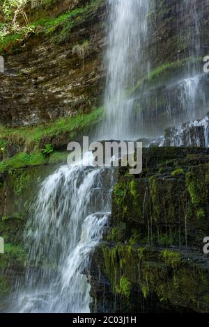 Upper Uldale Falls, una cascata ben nascosta sul fiume Rawthe, sul bordo dei Howgill Fells su Baugh cadde. Yorkshire Dales National Park, Regno Unito. Foto Stock