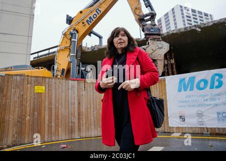 Ludwigshafen, Germania. 11 Giugno 2020. Jutta Steinruck (SPD), Signore Sindaco di Ludwigshafen, si trova di fronte alla prima sezione della strada sopraelevata a sud, che è stata dilapidata da demolizioni. La demolizione del percorso, che poggia su pilastri a fungo, è necessaria perché minaccia di collasso, secondo gli ingegneri strutturali. La rotta meridionale, insieme alla strada sopraelevata a nord, ugualmente dilapidata, è considerata l'asse centrale di traffico della regione. Credit: Uwe Anspach/dpa/Alamy Live News Foto Stock