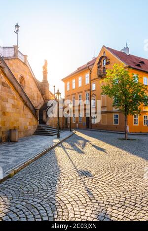 Na Kampe - piccola piazza sotto il Ponte Carlo in giornata di sole. Isola di Kampa, Praga, Repubblica Ceca. Foto Stock