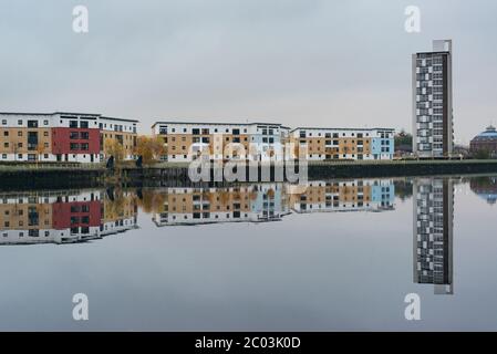 Edifici riflessi nel fiume Clyde, Glasgow, Scozia Foto Stock