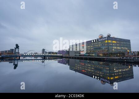 L'edificio della BBC Scotland si riflette nel fiume Clyde a Glasgow, Scozia Foto Stock