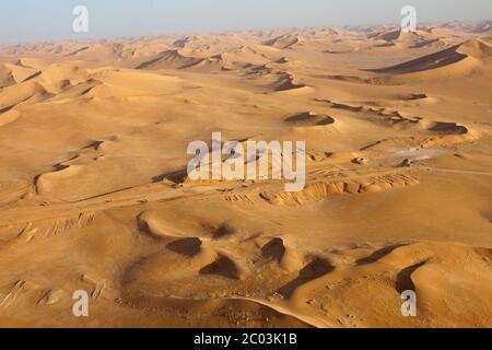La costruzione di una nuova pista per assistere alla creazione di un grande impianto di petrolio e gas nel deserto del Sahara. Foto Stock