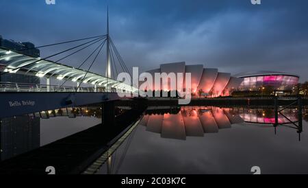 Il Centro Espositivo Scozzese (SEC) di Glasgow si riflette nel fiume Clyde Foto Stock