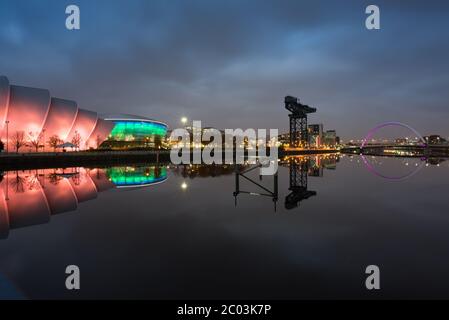 Il Centro Espositivo Scozzese (SEC) di Glasgow si riflette nel fiume Clyde Foto Stock