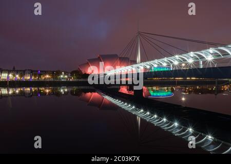 Il Centro Espositivo Scozzese (SEC) di Glasgow si riflette nel fiume Clyde Foto Stock