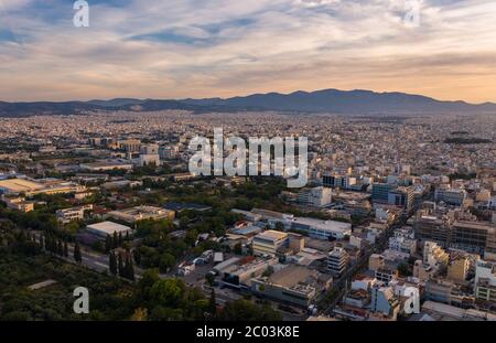 Vista panoramica su Atene all'alba con il centro storico e lo skyline dell'Acropoli Foto Stock
