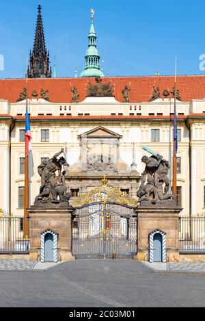 Piazza Hradcany e porta Matyas - l'ingresso principale al Castello di Praga, Praha, Repubblica Ceca. Foto Stock