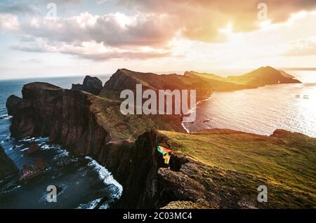 Splendida vista panoramica delle scogliere rosse di Ponta de Sao Lourenco durante il tramonto o l'alba nuvolosi. Spettacolare composito cielo. Presa su Madeira Foto Stock