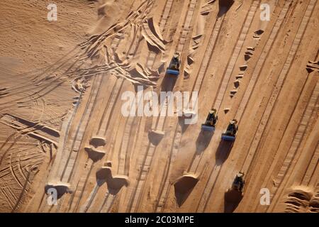 La costruzione di una nuova pista per assistere alla creazione di un grande impianto di petrolio e gas nel deserto del Sahara. Foto Stock