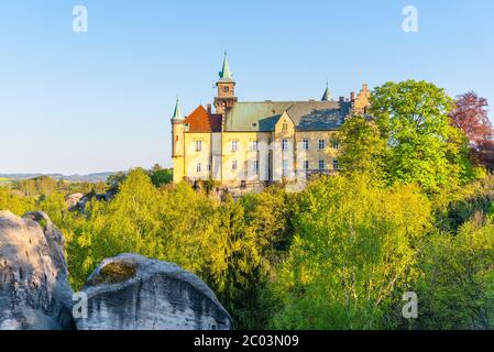 Hruba skala castello costruito sulla cima di rocce di arenaria. Paradiso bohemien, ceco: Cesky raj, Repubblica Ceca. Foto Stock